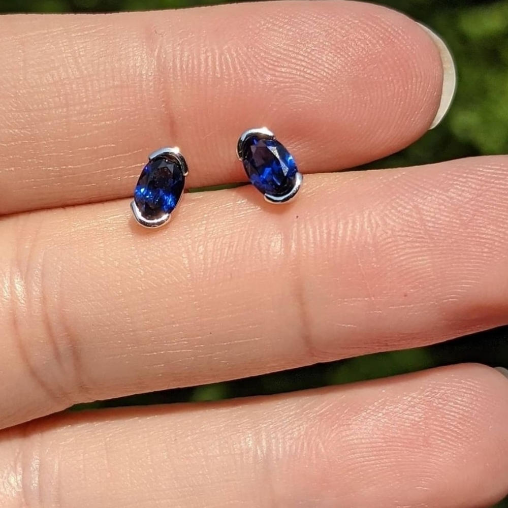Synthetic sapphire studs